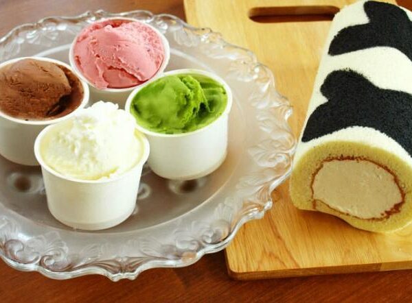 【牧場直送】牛柄ロールケーキとアイスクリーム４個セット