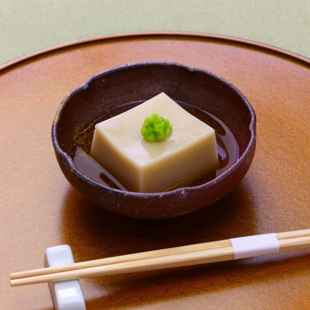 器に盛られたごま豆腐