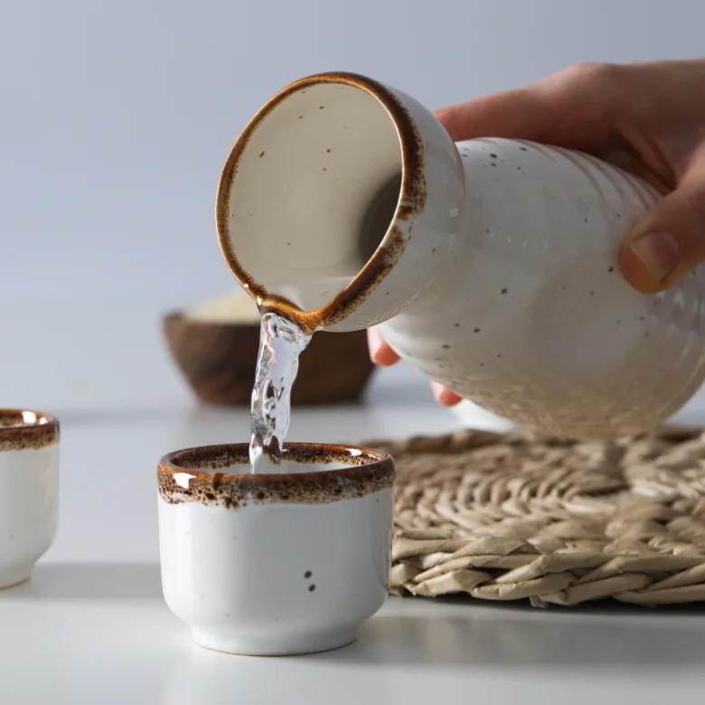 注がれる透明な地酒