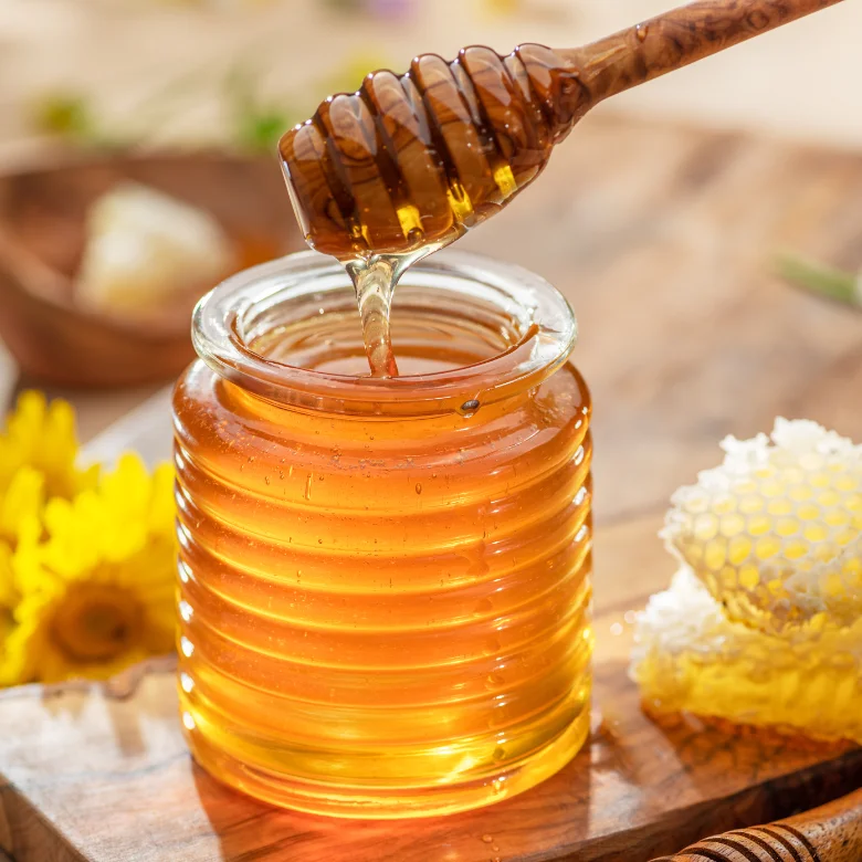 ハニーディッパーですくわれた蜂蜜