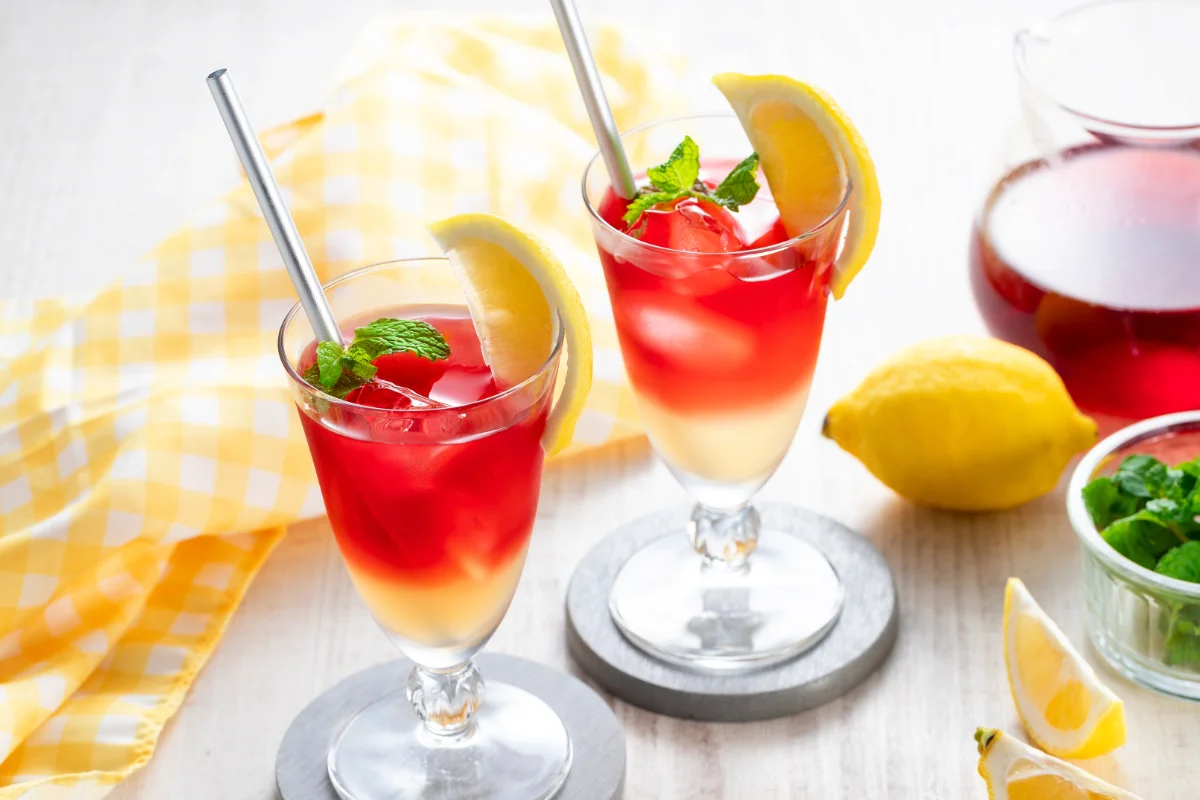 透明なグラスに注がれた柑橘のジュース