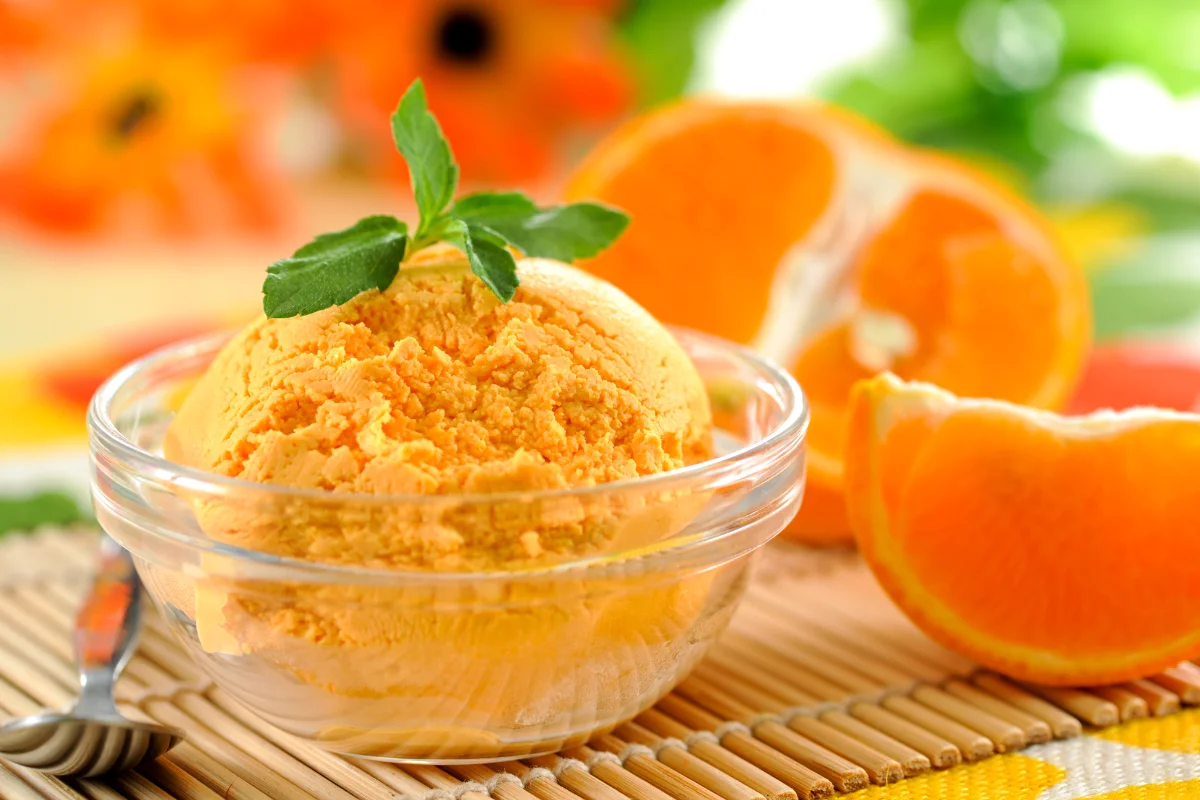 ミントが乗ったみかんのアイス