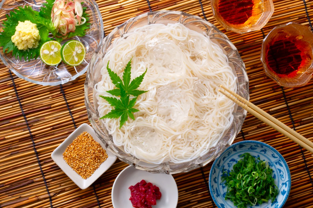 器に入ったそうめんといろいろな調味料