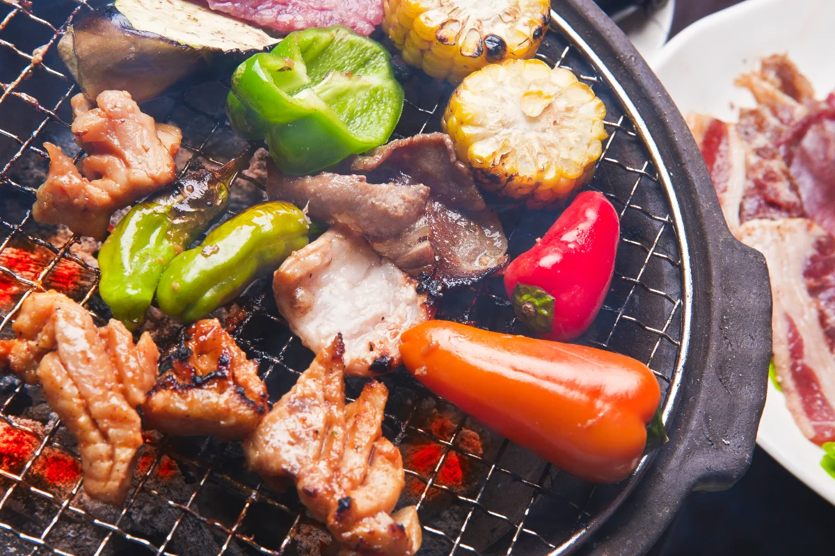 野菜やお肉がたくさん乗ったバーベキューグリル