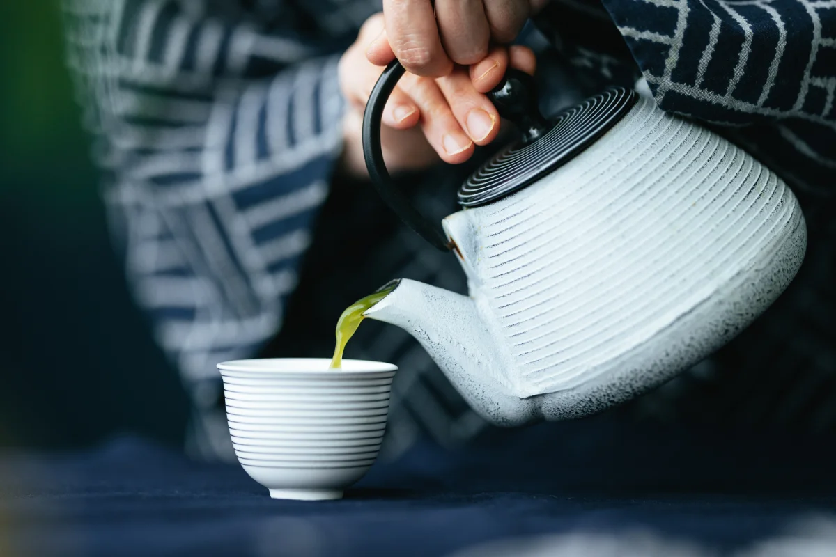 白い茶器にゆっくり注がれているお茶